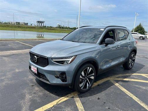 2023 Volvo XC40 B5 Plus Dark Theme