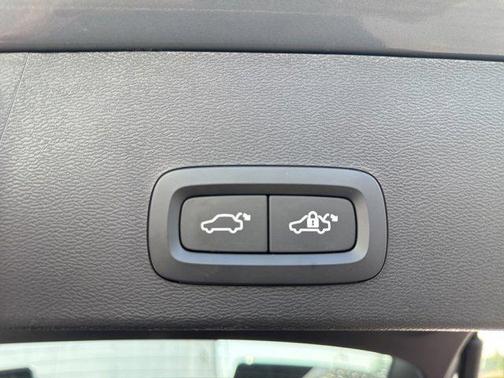 2023 Volvo XC40 B5 Plus Dark Theme