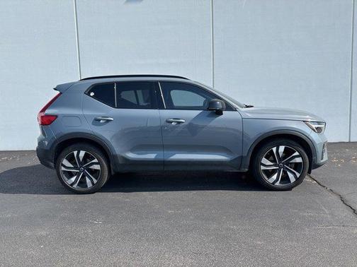 2023 Volvo XC40 B5 Plus Dark Theme