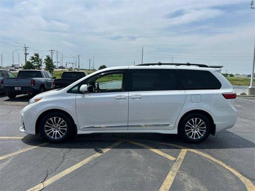 2019 Toyota Sienna XLE