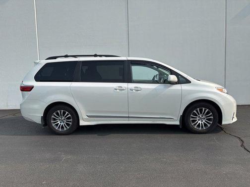 2019 Toyota Sienna XLE