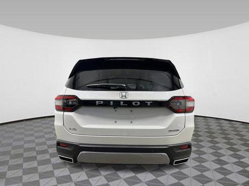 Platinum White Pearl 2026 Honda Pilot Touring 8-Passenger