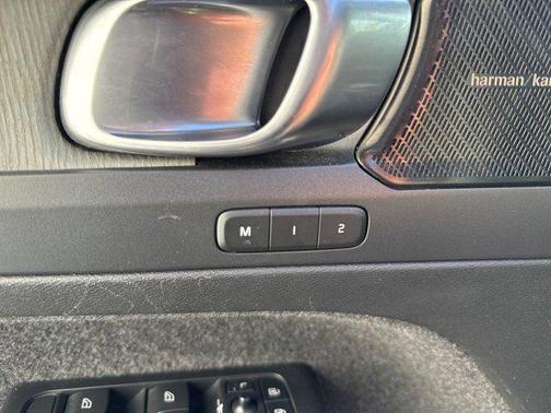 2023 Volvo XC40 B5 Ultimate Bright Theme