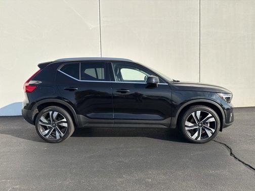 2023 Volvo XC40 B5 Ultimate Bright Theme