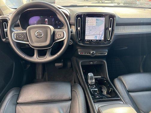 2023 Volvo XC40 B5 Ultimate Bright Theme