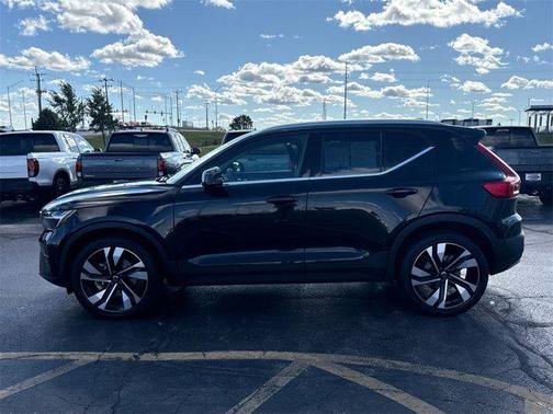 2023 Volvo XC40 B5 Ultimate Bright Theme