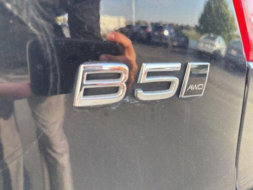 2023 Volvo XC40 B5 Ultimate Bright Theme