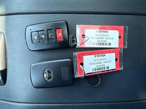 Blizzard Pearl 2019 Toyota Highlander XLE