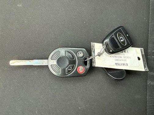 Ruby Red Metallic Tinted Clearcoat 2016 Ford Focus SE