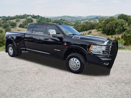 Diamond Black Crystal Pearlcoat 2023 RAM 3500 Longhorn