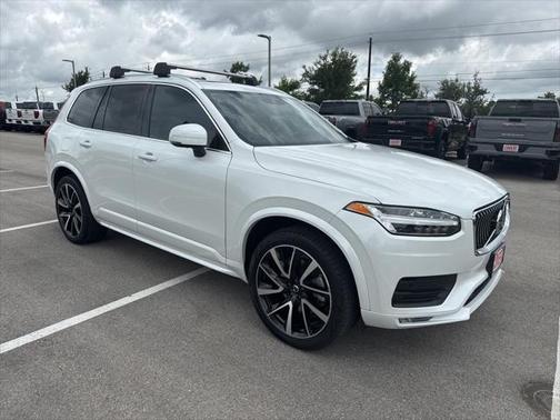 2022 Volvo XC90 T6 Momentum