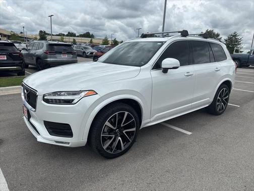 2022 Volvo XC90 T6 Momentum