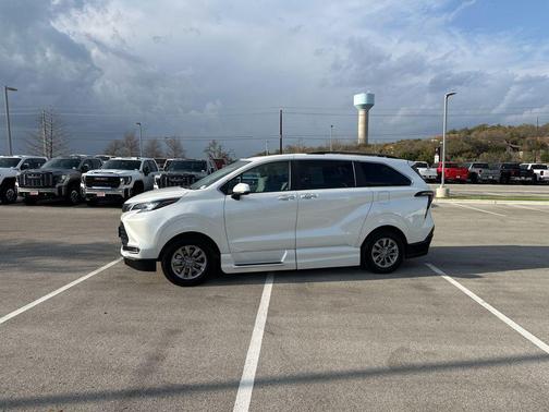 2024 Toyota Sienna XLE