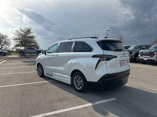 2024 Toyota Sienna XLE