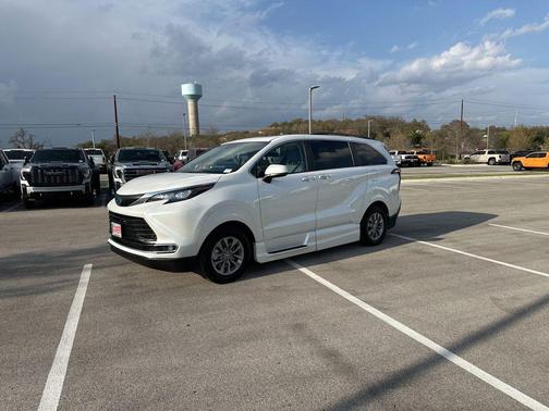 2024 Toyota Sienna XLE