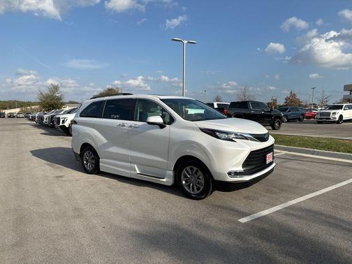 2024 Toyota Sienna XLE