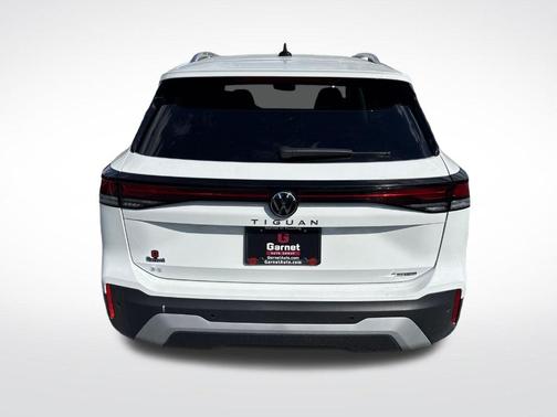 Pure White 2025 Volkswagen Tiguan 2.0T SE