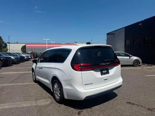 Bright White Clearcoat 2024 Chrysler Pacifica Touring L