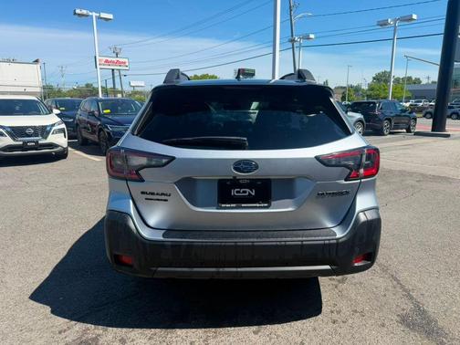 Ice Silver Metallic 2025 Subaru Outback Onyx Edition
