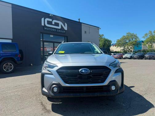 Ice Silver Metallic 2025 Subaru Outback Onyx Edition