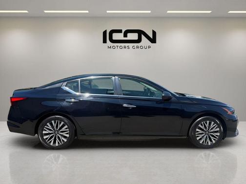 Super Black 2024 Nissan Altima 2.5 SV