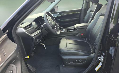Diamond Black Crystal Pearlcoat 2023 Jeep Grand Cherokee Limited