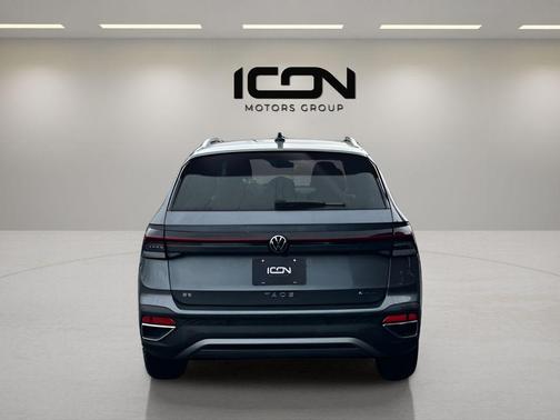 Platinum Gray Metallic 2025 Volkswagen Taos 1.5T SE