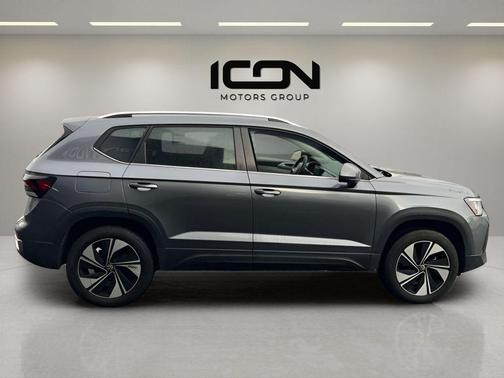 Platinum Gray Metallic 2025 Volkswagen Taos 1.5T SE
