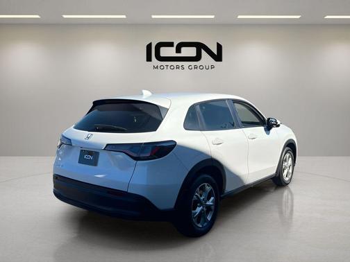 Platinum White Pearl 2025 Honda HR-V LX