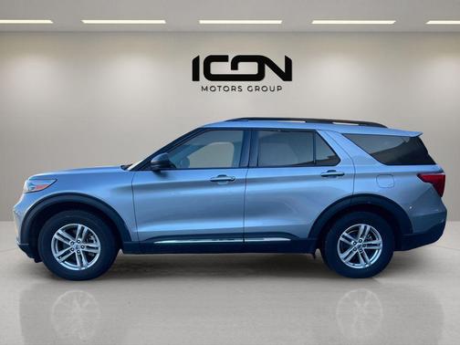 Iconic Silver Metallic 2022 Ford Explorer XLT
