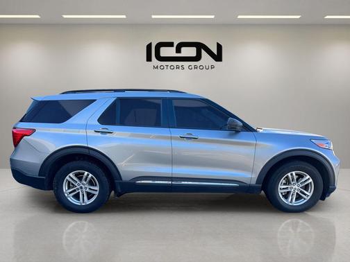 Iconic Silver Metallic 2022 Ford Explorer XLT