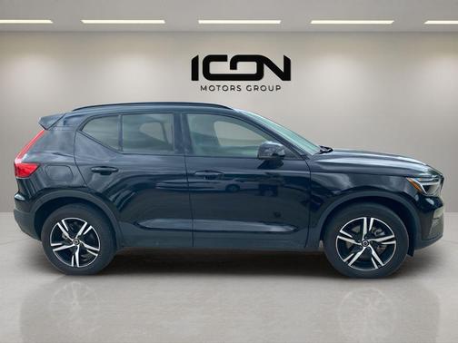 Onyx Black Metallic 2024 Volvo XC40 B5 Core