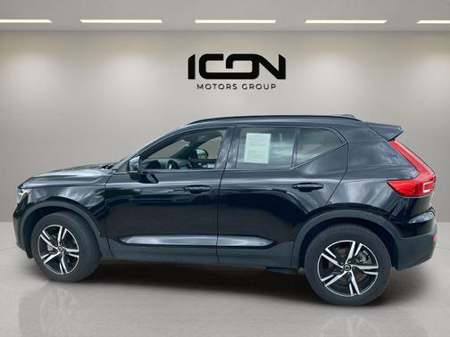 Onyx Black Metallic 2024 Volvo XC40 B5 Core