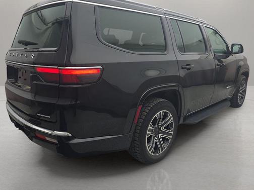 Diamond Black Crystal Pearlcoat 2023 Jeep Wagoneer Series II