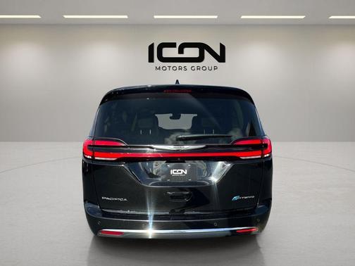 Diamond Black Crystal Pearlcoat 2024 Chrysler Pacifica Hybrid Select