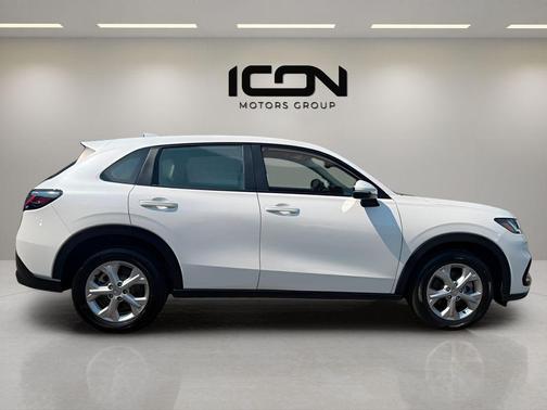 Platinum White Pearl 2025 Honda HR-V LX