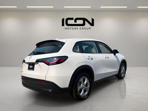 Platinum White Pearl 2025 Honda HR-V LX