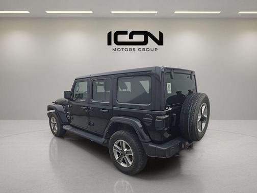 Black Clearcoat 2022 Jeep Wrangler Unlimited Sahara