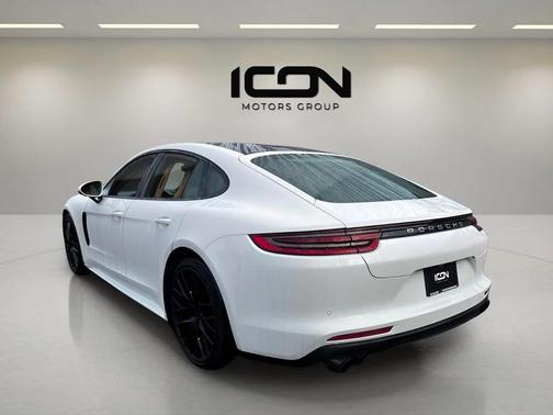 2018 Porsche Panamera 