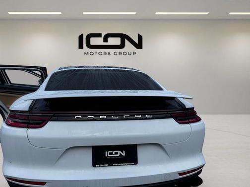 2018 Porsche Panamera 