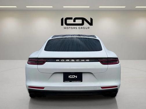 2018 Porsche Panamera 