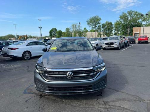 Platinum Gray Metallic 2024 Volkswagen Jetta 1.5T SE