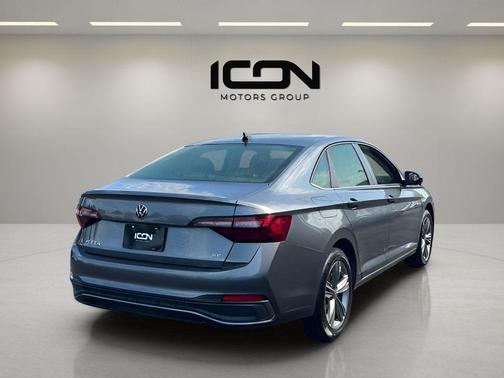 Platinum Gray Metallic 2024 Volkswagen Jetta 1.5T SE