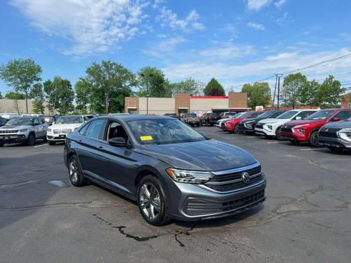 Platinum Gray Metallic 2024 Volkswagen Jetta 1.5T SE