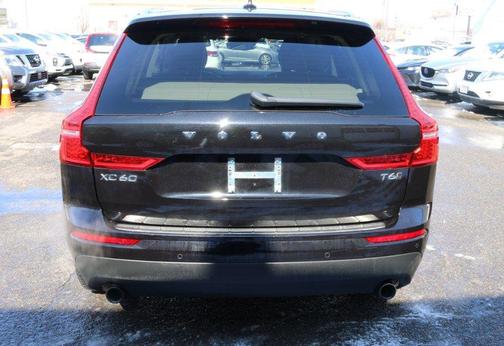Onyx Black Metallic 2021 Volvo XC60 T6 Momentum