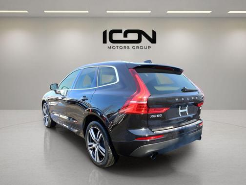 Onyx Black Metallic 2021 Volvo XC60 T6 Momentum