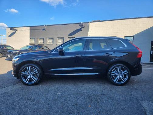 Onyx Black Metallic 2021 Volvo XC60 T6 Momentum