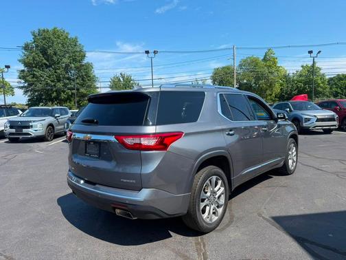 Satin Steel Metallic 2021 Chevrolet Traverse Premier