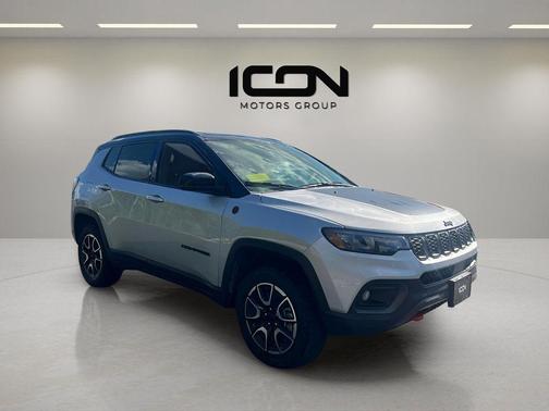 Silver Zynith Metallic Clearcoat 2024 Jeep Compass Trailhawk
