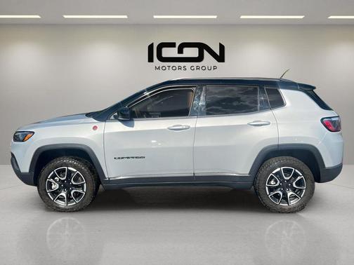 Silver Zynith Metallic Clearcoat 2024 Jeep Compass Trailhawk